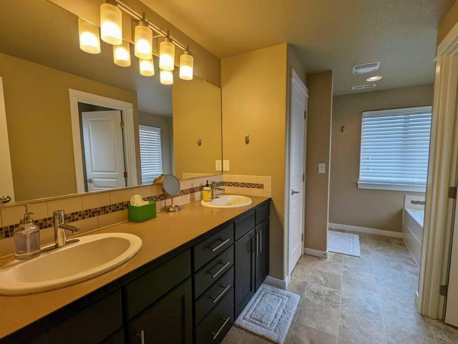 Spacious 3-Bedroom Home With Outdoor Space Eugene Exterior photo
